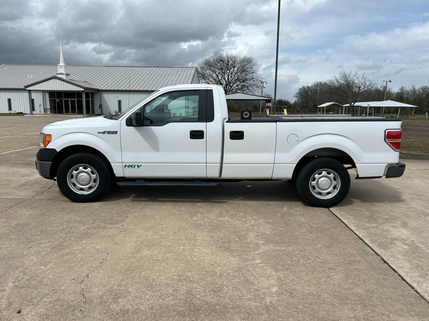 2014 White /Gray Ford F-150 STX 6.5-ft. Bed 2WD (1FTMF1CM7EK) with an 3.7L V6 DOHC 24V engine, 6-Speed Automatic transmission, located at 17760 Hwy 62, Morris, OK, 74445, (918) 733-4887, 35.609104, -95.877060 - Photo#7